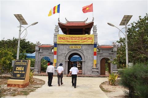 Worshipping General Võ Nguyên Giáp  in Truong Sa (Spratly) temple